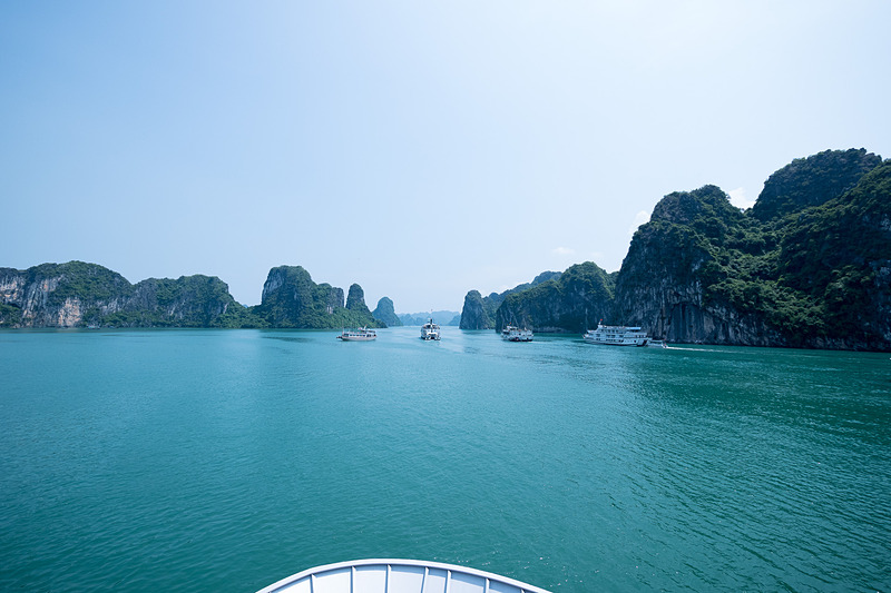 美しい風景とともに、観光船をはじめとする多数の船がハロン湾の奥へと進む姿も面白い