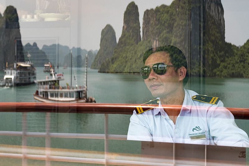 美しい風景とともに、観光船をはじめとする多数の船がハロン湾の奥へと進む姿も面白い