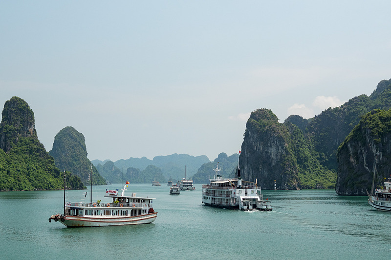 美しい風景とともに、観光船をはじめとする多数の船がハロン湾の奥へと進む姿も面白い