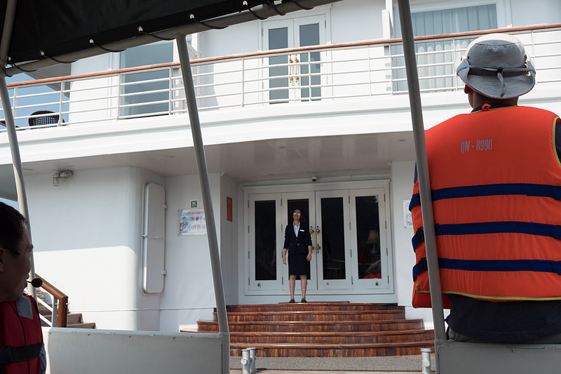 最初の目的地への移動に向けてテンダーボートに移乗。ライフジャケットは欠かせない