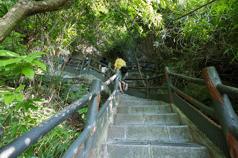 サン・ソット・ケーブではいきなり急階段を登ることに……