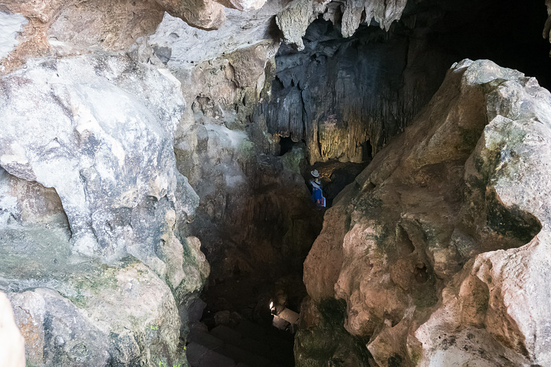 今度は下って洞窟の中へ。鍾乳洞らしい奇岩が並ぶ。ヒンヤリした空気も心地よい