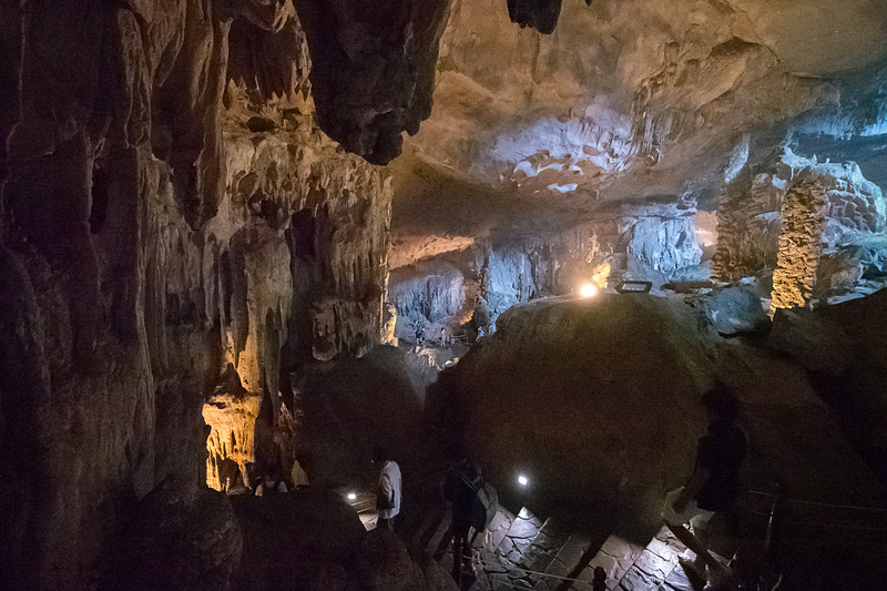 今度は下って洞窟の中へ。鍾乳洞らしい奇岩が並ぶ。ヒンヤリした空気も心地よい