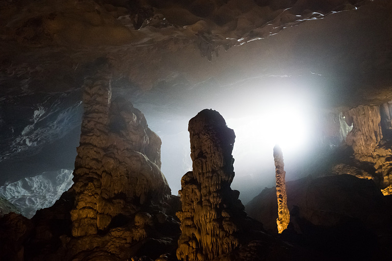今度は下って洞窟の中へ。鍾乳洞らしい奇岩が並ぶ。ヒンヤリした空気も心地よい