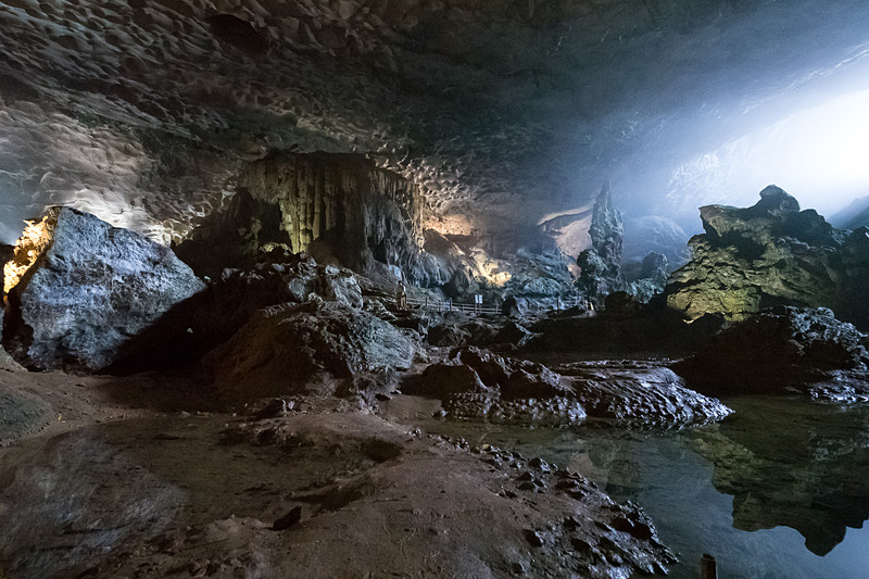 今度は下って洞窟の中へ。鍾乳洞らしい奇岩が並ぶ。ヒンヤリした空気も心地よい