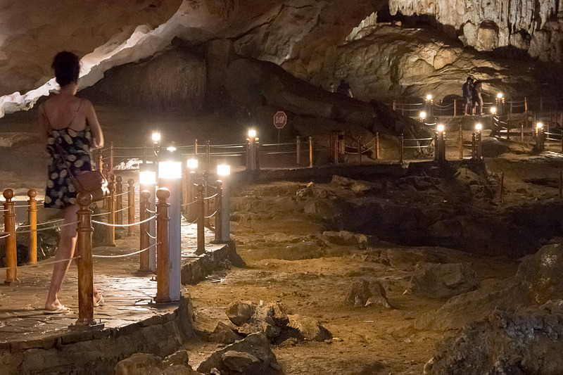 今度は下って洞窟の中へ。鍾乳洞らしい奇岩が並ぶ。ヒンヤリした空気も心地よい