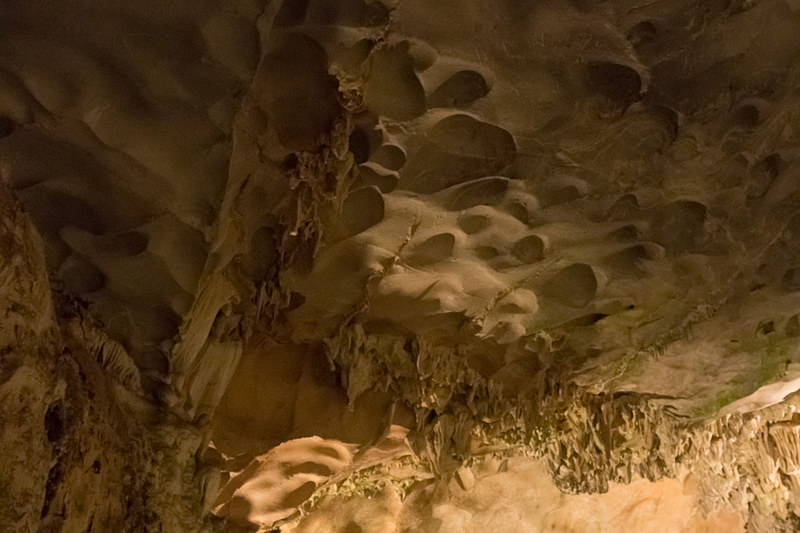 今度は下って洞窟の中へ。鍾乳洞らしい奇岩が並ぶ。ヒンヤリした空気も心地よい