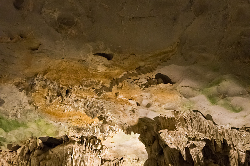 今度は下って洞窟の中へ。鍾乳洞らしい奇岩が並ぶ。ヒンヤリした空気も心地よい