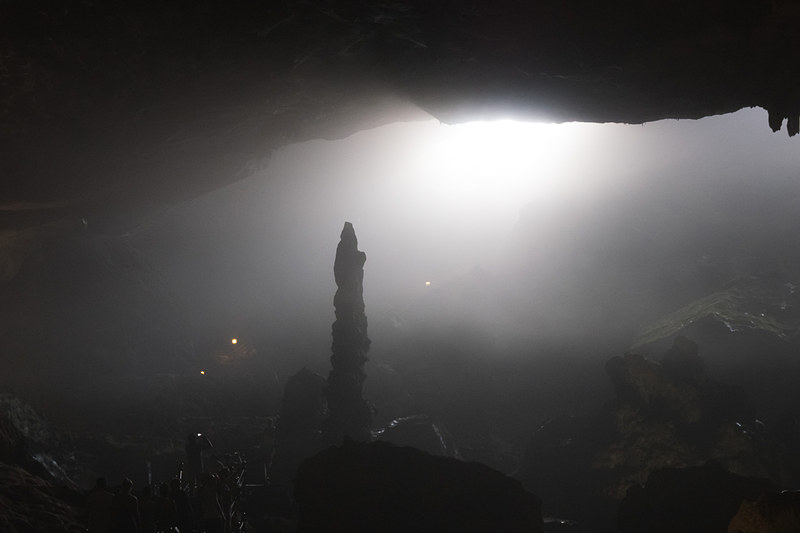 今度は下って洞窟の中へ。鍾乳洞らしい奇岩が並ぶ。ヒンヤリした空気も心地よい