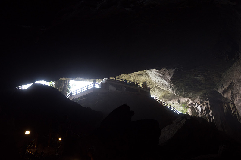 洞窟を抜けるときは再び階段を上がって展望台へ