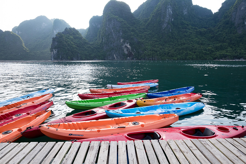 なんのレクチャーもなくカヤックで自由の海へ。間近に迫る岩礁を、低い視点から見上げるように楽しめる