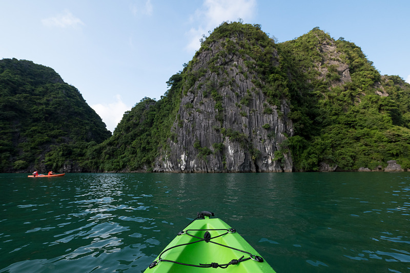 なんのレクチャーもなくカヤックで自由の海へ。間近に迫る岩礁を、低い視点から見上げるように楽しめる