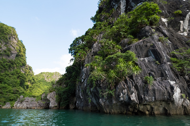 なんのレクチャーもなくカヤックで自由の海へ。間近に迫る岩礁を、低い視点から見上げるように楽しめる