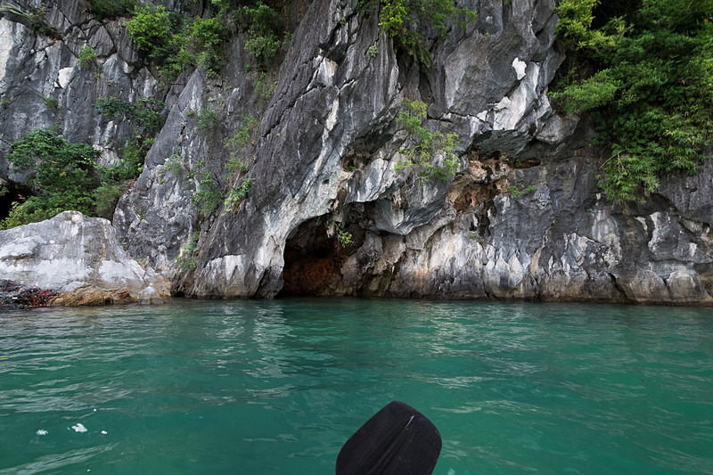 なんのレクチャーもなくカヤックで自由の海へ。間近に迫る岩礁を、低い視点から見上げるように楽しめる