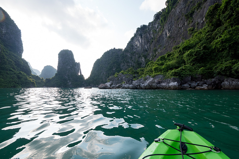 なんのレクチャーもなくカヤックで自由の海へ。間近に迫る岩礁を、低い視点から見上げるように楽しめる