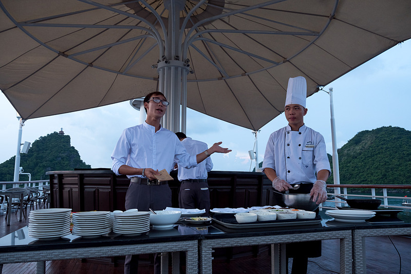 「揚げ春巻き」を作るクッキングデモンストレーション兼ワークショップ。手と舌に旅の思い出が残る