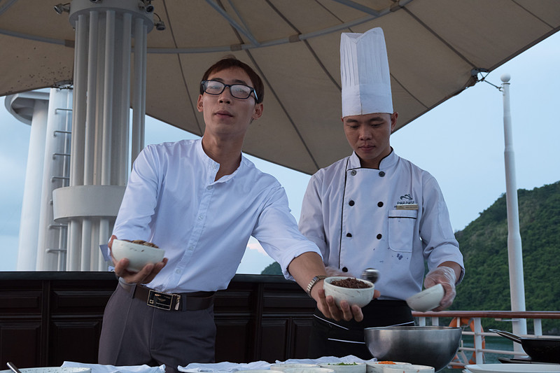 「揚げ春巻き」を作るクッキングデモンストレーション兼ワークショップ。手と舌に旅の思い出が残る