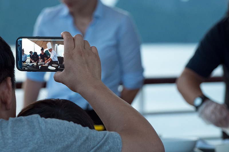 「揚げ春巻き」を作るクッキングデモンストレーション兼ワークショップ。手と舌に旅の思い出が残る