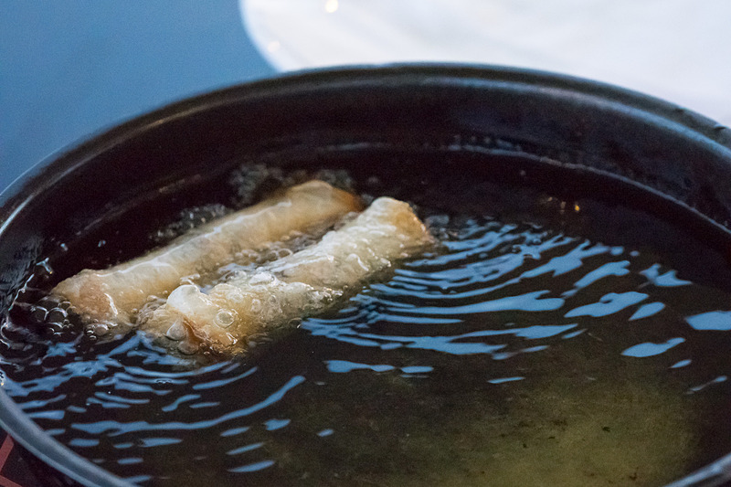 「揚げ春巻き」を作るクッキングデモンストレーション兼ワークショップ。手と舌に旅の思い出が残る