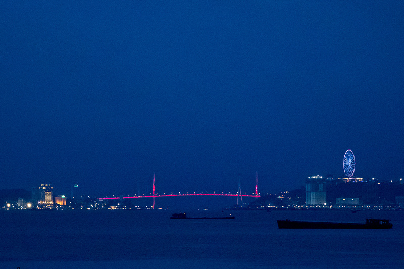 船から遠方に望む夜景。「吊り橋と観覧車が並んでてお台場みたい」と思ったが、あとで調べたらこの橋は「バイチャイ橋」という斜張橋だったので、「横浜みたい」に考えを改めた