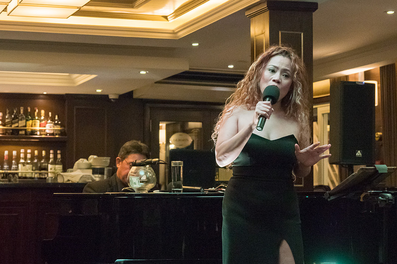 ディナーをいただくころ、バーでは生歌のパフォーマンスが始まった