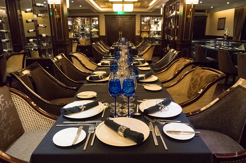 レストランはディナーのセッティング