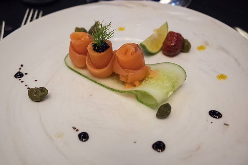 前菜の「Smoked salmon served with black caviar」