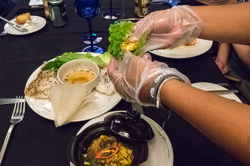 メイン料理は「Grilled Halong fish fillet with local herbs, roasted peanuts, mint, coriander, rice crackers and dipping sauce, served with fresh rice noodles」。魚やライスヌードル、野菜などを皮を巻いて楽しむ生春巻き風の料理