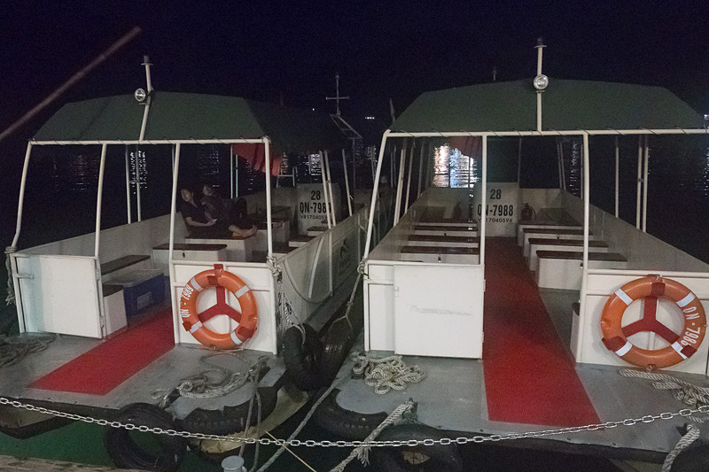 ディナー後には船尾でイカ釣りに挑戦できる。「イカ釣りを楽しめる」と表現しないことで釣果報告に代えさせていただきたい