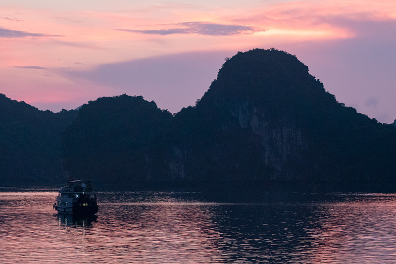 空の色の移ろいを楽しめる朝のハロン湾
