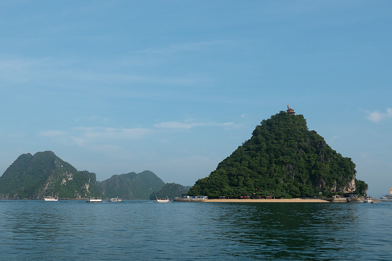 「Ti Top Island（チトフ島）」へ。ソ連の宇宙飛行士「ゲルマン・チトフ」の名を冠しており、島の入り口に石像も建てられている