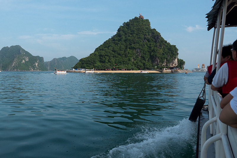 「Ti Top Island（チトフ島）」へ。ソ連の宇宙飛行士「ゲルマン・チトフ」の名を冠しており、島の入り口に石像も建てられている