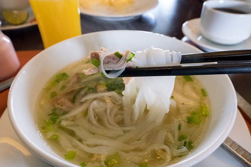朝食。写真右のフォーはチキンとビーフの2種類から選べる。ほかにもエッグベネディクト、スクランブルエッグ、オムレツなど、個別にオーダーが可能