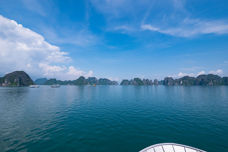 朝食後は下船の準備。もちろんその間も船は、ハロン湾の美しい風景のなかを進む