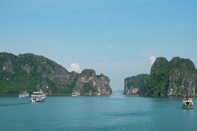 朝食後は下船の準備。もちろんその間も船は、ハロン湾の美しい風景のなかを進む