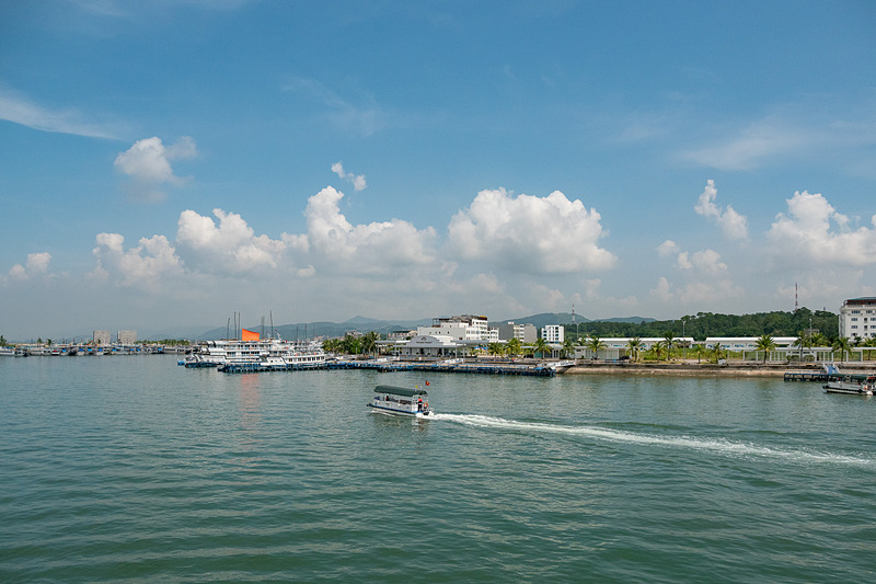 朝食後は下船の準備。もちろんその間も船は、ハロン湾の美しい風景のなかを進む