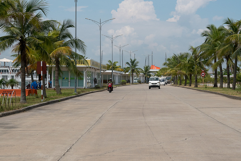 チェックインした場所から港のターミナルまでカートに乗って移動