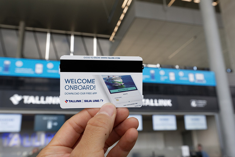 チケット。カードの裏にQRコードと船内で使えるWi-FiのID、パスワードが記載されている