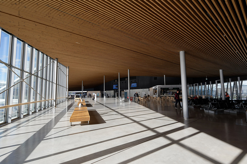 入場ゲートを通過して2階に進むと、圧倒的開放感のある展望ラウンジ