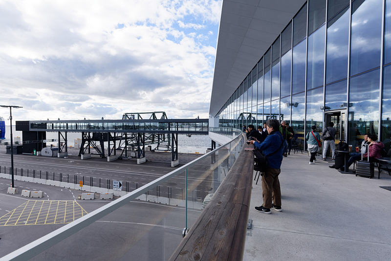 テラスは停泊している船を眺められるオーシャンビュー