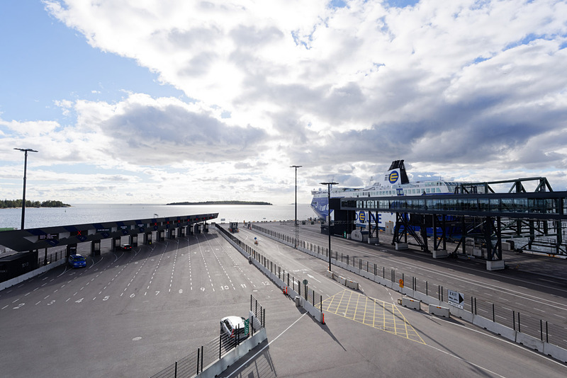 テラスは停泊している船を眺められるオーシャンビュー