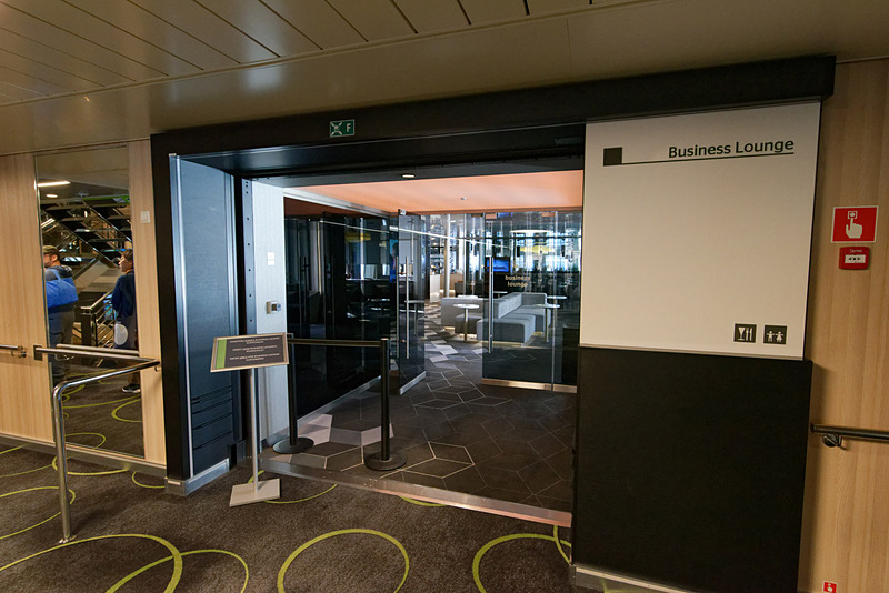 乗船してすぐのところにあるビジネスラウンジの入口