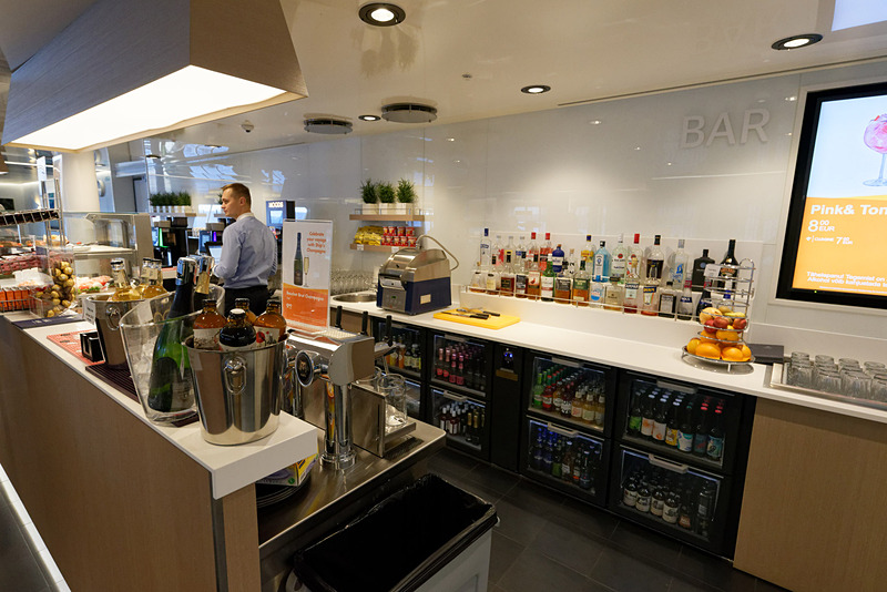 アルコール類や食事は有料で販売されている