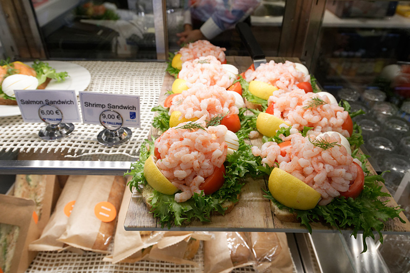 アルコール類や食事は有料で販売されている