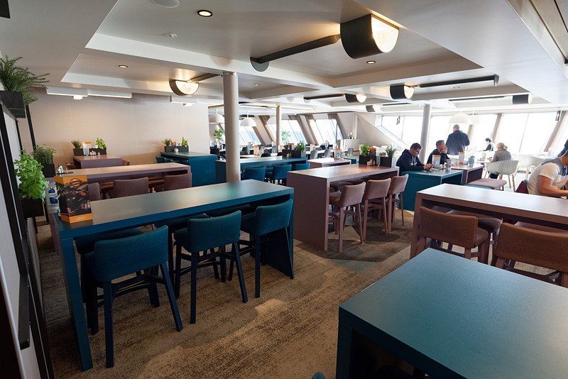 この日のMegastarは平日夕方ということもあってか乗客が少なかったようで、席にも余裕があった