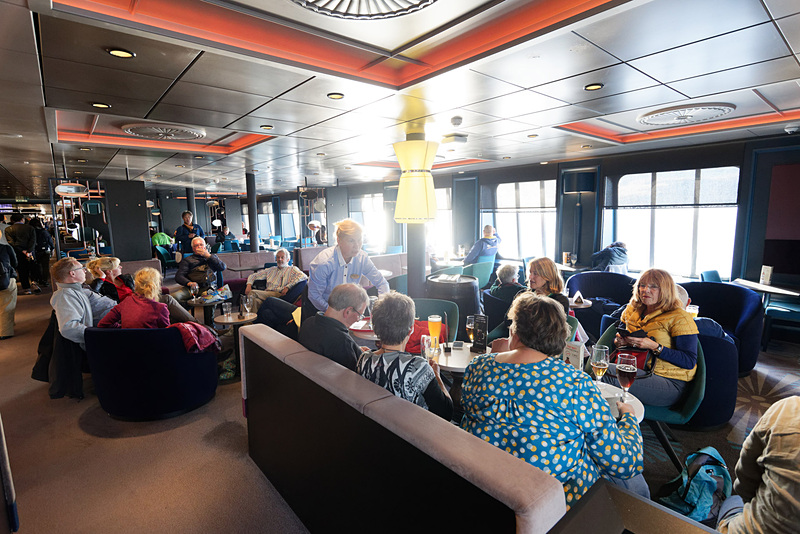 団体客が集まるにぎやかな一角