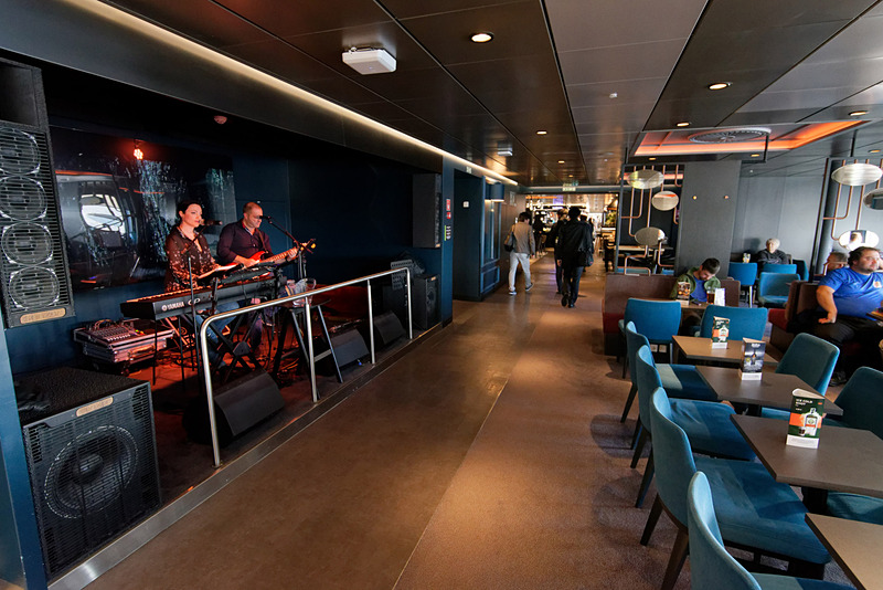 目の前で生演奏を披露してくれる