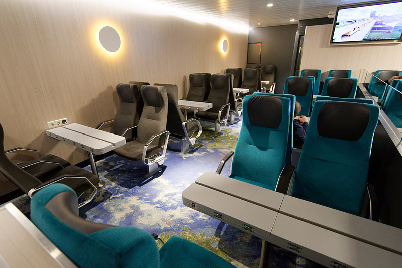 一般乗船券となるSTAR CLASSで利用可能な座席。特急列車のような雰囲気