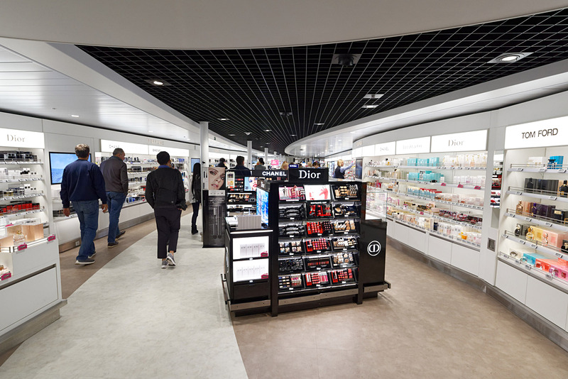 2フロアにまたがるショッピングストリート