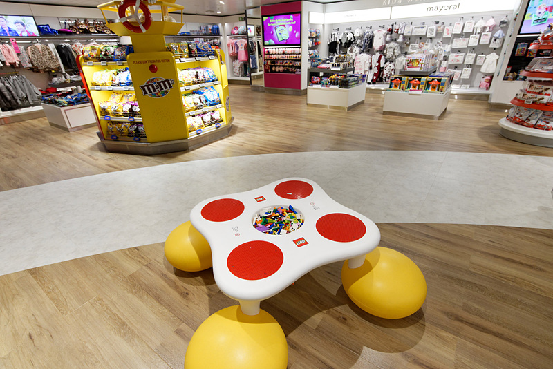 ブランド品、郷土品、菓子類、おもちゃなど、お土産選びに最適